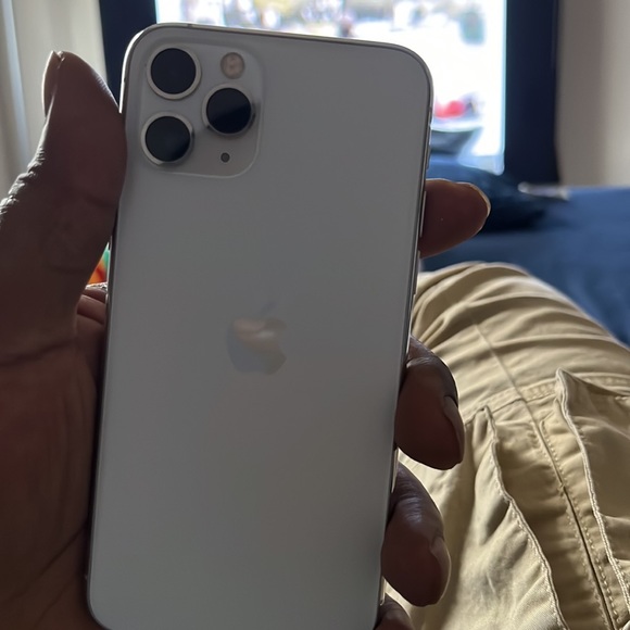 iPhone 11 Pro - Picture 3 of 4